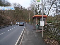 Schnapsbrücke Ende stadtauswärts und Bushaltestelle von Osten