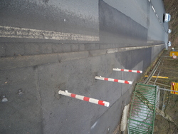 Schnapsbrücke Ende stadtauswärts - Absenkung vor den Pollern