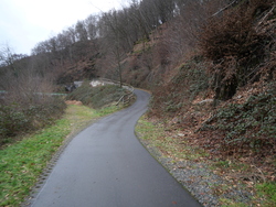 Radweg Altenaer Str, - stadtauswärts - Auffahrt zur Tunnelkrone