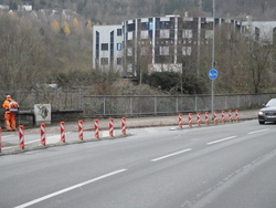 Unklare Zufahrt zum Radweg - Absperrungen und hohe Bordsteinkante